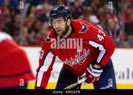 Washington Capitals rechten Flügel Tom Wilson (43) bereitet sich für ein Face-off. Stockfoto