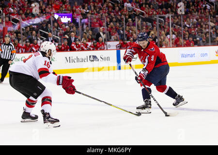 Washington Capitals defenseman Dmitry Orlov (9) sieht für ein Pass während verteidigt durch New Jersey Devils rechten Flügel Drew Stafford (18). Stockfoto