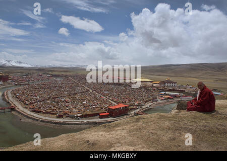 Blick auf die Insel tibetische Nonnen, Yarchen Gar, Sichuan, China Stockfoto