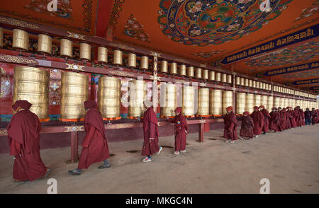 Tibetische Mönche und Nonnen sich drehenden Gebetsmühlen, Yarchen Gar, Sichuan, China Stockfoto