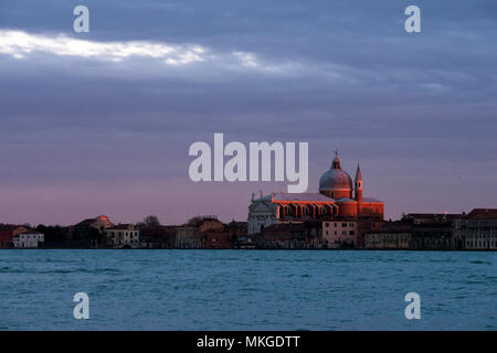 Dämmerung Landschaft mit berühmten Kirche Santissimo Redentore in Giudecca Viertel von Venedig Stockfoto