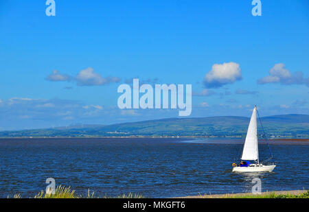 Sunny View der weißen Yacht über ruhigen Meer Wasser, von küstenweg östlich von Kott Ende, Lancashire, Großbritannien Stockfoto