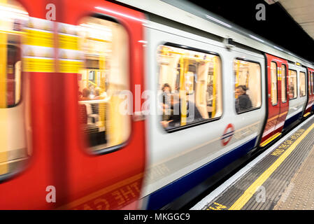 U-Bahnstation mit fahrendem Zug Bewegung verwischt in London, Großbritannien Stockfoto