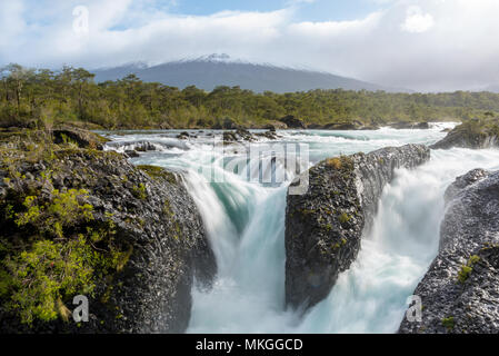 Petrohue Wasserfälle und Vulkan Osorno mit seinen schneebedeckten Gipfel in der Nähe von Puerto Varas, Chile Stockfoto