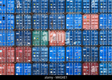 Gestapelte Cargo Container im Hamburger Hafen, Deutschland Stockfoto