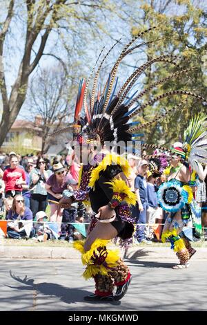 Tänzer aus dem Kalpulli Ketzal Coatlicue, auf die May Day Festival in Minneapolis, Minnesota, USA. Stockfoto