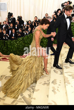 Irina Shayk und Bradley Cooper an der Metropolitan Museum der Kunst Kostüm Institut Benefiz-gala 2018 in New York, USA. PRESS ASSOCIATION Foto. Bild Datum: Bild Datum: Montag, 7. Mai 2018. Siehe PA Geschichte SHOWBIZ MET Gala. Foto: Ian West/PA-Kabel Stockfoto