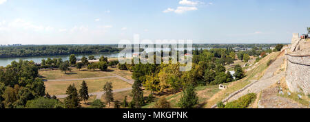 Panoramablick auf die Donau und Belgrad von der Höhe der Festung von Belgrad, Serbien. Stockfoto