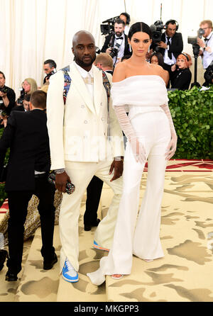 Kendall Jenner und Virgil Abloh Teilnahme an das Metropolitan Museum der Kunst Kostüm Institut Benefiz-gala 2018 in New York, USA. PRESS ASSOCIATION Foto. Bild Datum: Montag, 7. Mai 2018. Siehe PA Geschichte SHOWBIZ MET Gala. Foto: Ian West/PA-Kabel Stockfoto