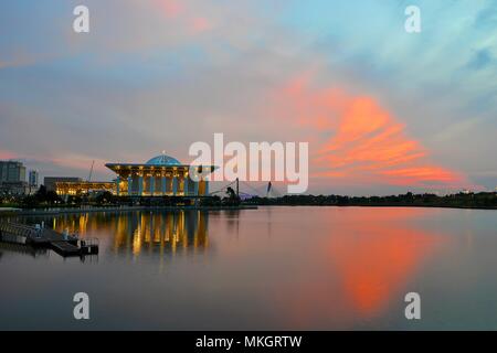 Schönen Sonnenaufgang am Bügeleisen Moschee, Putrajaya Malaysia Stockfoto