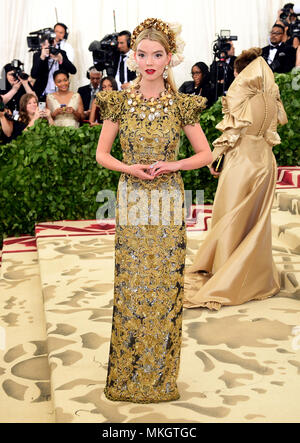 Anya Taylor-Joy Teilnahme an das Metropolitan Museum der Kunst Kostüm Institut Benefiz-gala 2018 in New York, USA. Stockfoto