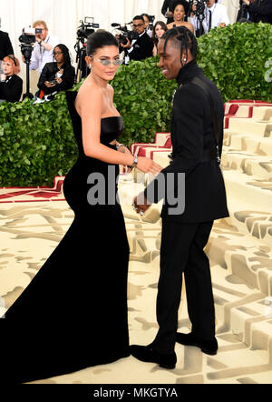 Kylie Jenner und Travis Scott an der Metropolitan Museum der Kunst Kostüm Institut Benefiz-gala 2018 in New York, USA. PRESS ASSOCIATION Foto. Bild Datum: Bild Datum: Montag, 7. Mai 2018. Siehe PA Geschichte SHOWBIZ MET Gala. Foto: Ian West/PA-Kabel Stockfoto