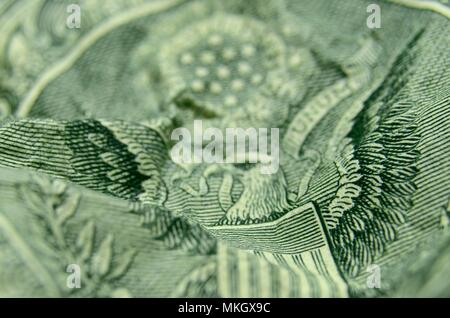 Flache Tiefenschärfe schließen, bis der Adler, aus den USA Wappen, auf eine zerknitterte, Amerikanische, Dollar Bill. Stockfoto