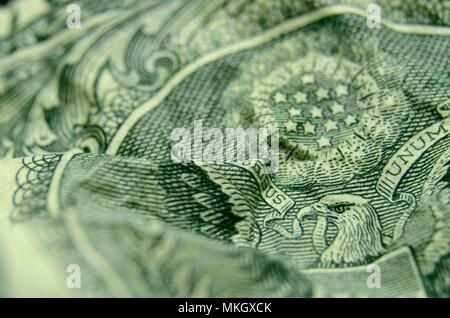 Flache Tiefenschärfe Nahaufnahme von der Adler, der auf einem Zerknitterten, USA, einen Dollar Bill. Stockfoto