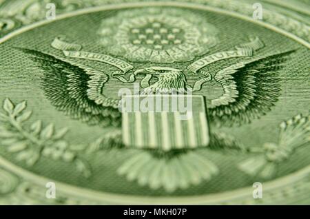 Flache Tiefenschärfe Schuß von American Eagle, aus den USA Wappen, auf der Rückseite des Dollar Bill. Stockfoto