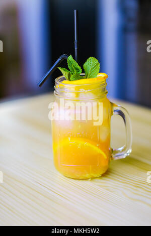 Holztisch mit Glas gelb frisch. Stockfoto