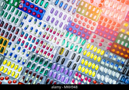 Bunte Tabletten und Kapseln Pille in Blisterverpackung mit schönen Muster mit flare Licht angeordnet. Pharmazeutische Industrie Konzept. Apotheke Stockfoto