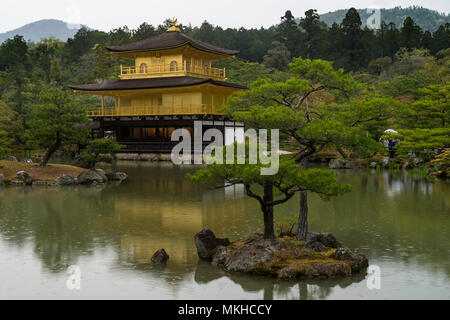 Die schöne Kinkaku-ji Tempel, der auch als goldener Pavillon, Kyoto, Japan bekannt Stockfoto