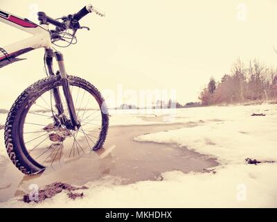 Vorderrad der Mtb im Ivy Pool gesperrt, extreme Radfahren im Winter Im Winter Landschaft. Defektes Stück eisscholle zwischen den Speichen. Stockfoto