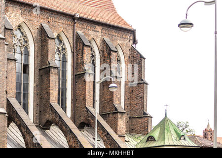 Die südliche Fassade der Kirche ist im gotischen Stil. Stein Dekor, Windows, Strebebögen, Dachziegel. Kirche des hl. Adalbert in Wroclaw, Polen. Stockfoto