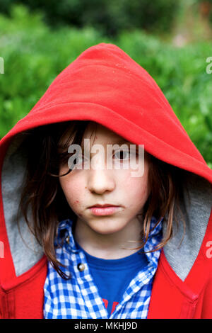 Junge das Tragen der roten Hoodie. Stockfoto