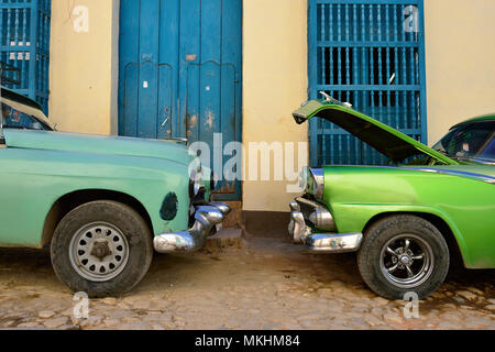 TRINIDAD, Kuba - 11. NOVEMBER 2016: Klassische alte Auto auf die Kubanische Straße Stockfoto