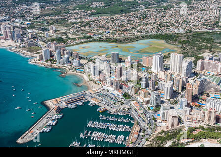 Vogelperspektive Blick auf den Yachthafen in Calpe, Alicante, Spanien Stockfoto