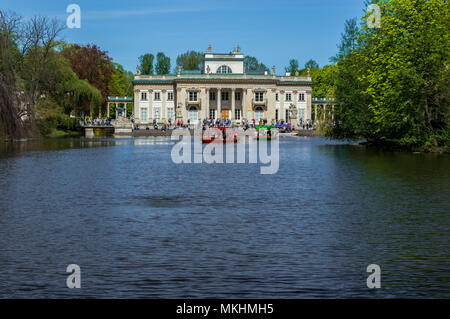 Blick auf Lazienki Palast, den See und die Boote in Łazienki Park, Warschau, Polen. Wunderschöne Landschaft an einem sonnigen Tag, der Royal Route. Stockfoto