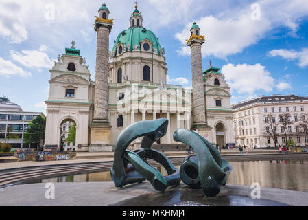 Hill Arches Skulptur von Henry Moore vor der Karlskirche genannt - Kirche des Heiligen Karl Borromäus in Wien, Österreich Stockfoto