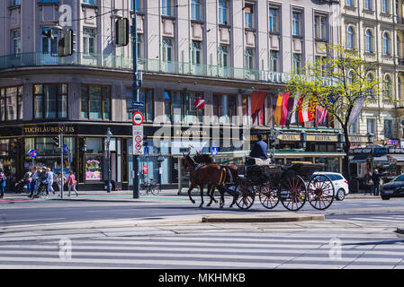 Pferdekutsche genannt Fiaker vor Bristol Hotel in Wien, Österreich Stockfoto