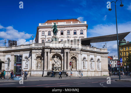 Ehemalige Stadtbefestigung mit Statue des Erzherzogs Albrecht, Herzog von Teschen vor der Albertina in Wien, Österreich Stockfoto