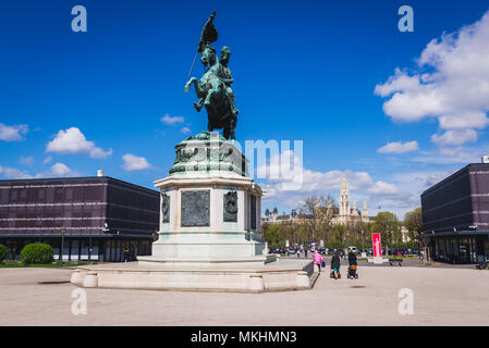 Statue von Erzherzog Karl, Herzog von Teschen am Heldenplatz - Heldenplatz in Wien, Österreich, Rathaus Gebäude im Hintergrund Stockfoto