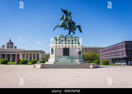 Statue von Erzherzog Karl, Herzog von Teschen am Heldenplatz - Heldenplatz in Wien, Österreich, Ansicht mit Burgtor Tor auf Hintergrund Stockfoto