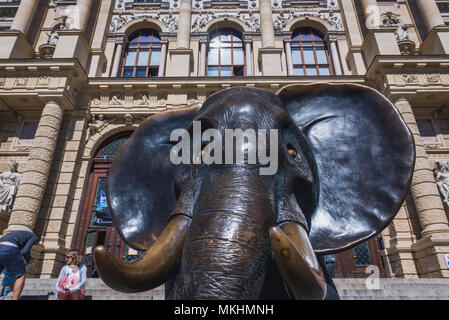 Elefant Skulptur vor dem Museum für Naturkunde im Maria Theresia in Wien, Österreich Stockfoto