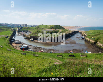 Seaton Sluice, Northumberland - Mann - Hafen und Küste Landschaft vom 17. Jahrhundert Werke von Sir Ralph Delaval, Transport von Kohle zu ermöglichen, s Stockfoto