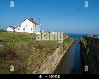 Seaton Sluice, Northumberland - Mann - Hafen und Küste Landschaft gemacht. Der Schnitt, 900 m langer Kanal aus dem 18. Jahrhundert. Stockfoto