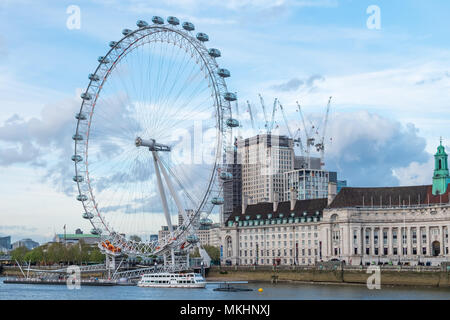 Das London Eye ist ein Riesenrad am Südufer der Themse entfernt. Es gilt als eines der Londpnâ € ™ s Populärste touristische attracti Stockfoto