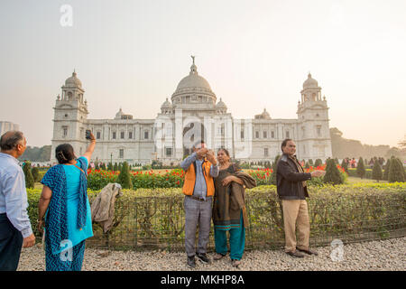 KOLKATA - Indien - 20 Jan 2018. Einige Touristen in einer traditionellen indischen Kleid fotografieren vor dem Victoria Memorial Hall in Kalkutta. Stockfoto