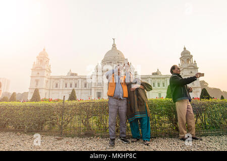 KOLKATA - Indien - 20 Jan 2018. Einige Touristen in einer traditionellen indischen Kleid fotografieren vor dem Victoria Memorial Hall in Kalkutta. Stockfoto