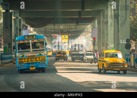 KOLKATA, INDIEN - 21 Jan 2018: Botschafter Cab Taxi fährt, fahren durch die Straßen von Kalkutta mit einigen Kunden an Bord am 21. Januar 2018 Stockfoto