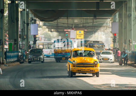 KOLKATA, INDIEN - 21 Jan 2018: Botschafter Cab Taxi fährt, fahren durch die Straßen von Kalkutta mit einigen Kunden an Bord am 21. Januar 2018 Stockfoto