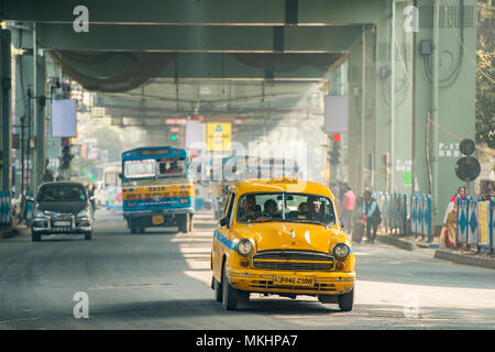 KOLKATA, INDIEN - 21 Jan 2018: Botschafter Cab Taxi fährt, fahren durch die Straßen von Kalkutta mit einigen Kunden an Bord am 21. Januar 2018 Stockfoto