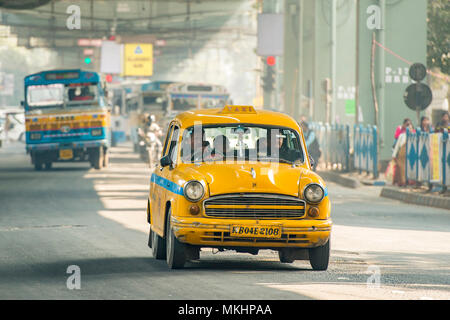 KOLKATA, INDIEN - 21 Jan 2018: Botschafter Cab Taxi fährt, fahren durch die Straßen von Kalkutta mit einigen Kunden an Bord am 21. Januar 2018 Stockfoto