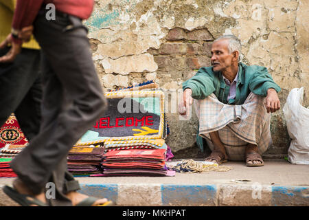 KOLKATA - Indien - 21 JAN 2018 eine missbräuchliche Anbieter verkaufen Teppiche auf den Straßen von Kalkutta. Stockfoto