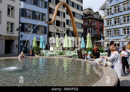 Modernes Design Brunnen auf dem münsterhof Stadtplatz im Lidenhof Quartal Zürich, Schweiz, Europa Stockfoto