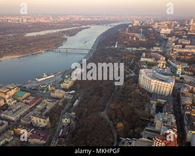 Ministerium des Innern, pochtovaya Ploshcha, River Station und Fußgängerbrücke über den Fluss Dnepr in der Stadt Kiew Stockfoto