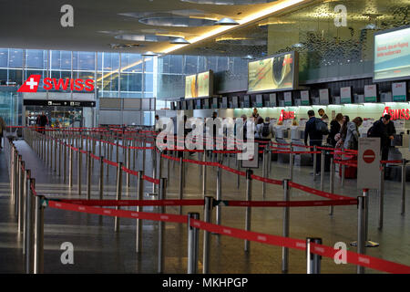 Gurtabroller Seil Barrieren für die Warteschlange die Check-in-Schalter am Flughafen Zürich in Zürich, Schweiz, Europa zugreifen Stockfoto