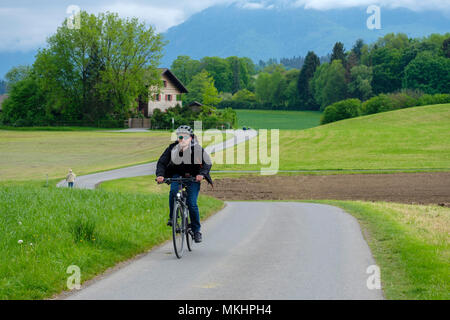 Radfahrer mit Fahrrad auf dem Land Stockfoto