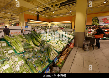 Frisches Gemüse zum Verkauf an einer Migros Supermarkt in Zug, Schweiz Stockfoto