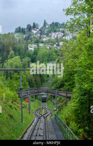 Die Standseilbahn Zugerbergbahn verbindet die schweizer Stadt Zug mit dem Zugerberg Stockfoto